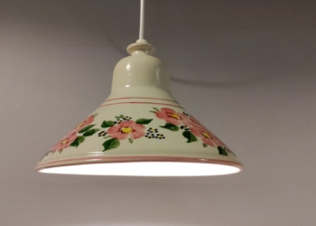Smuk keramik pendel. Hvid glaseret med lyserøde blomster. Nyt el. 24,5 cm.