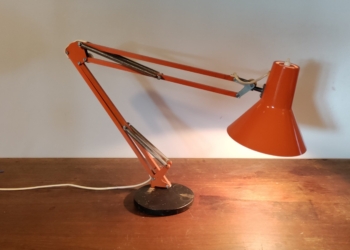 Orange dansk design arkitektlampe på fod. LB Lyskær No.Cb