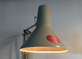 Unik arkitektlampe i dansk design fra HCF der giver dejlig stemning.