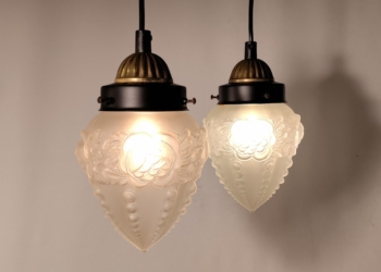 Unika art Deco pendel sæt med 2 antikke glas pendler med rosen motiv. Nyt el. Sætpris