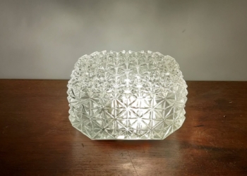 Smuk plafond med diamant mønster i det hvide glas. 20 cm i diameter.