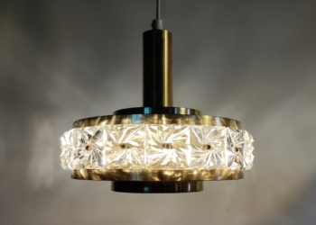 Smuk vintage Vitrika messing pendel med prismeglas. 26 cm og nyt el