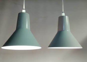 Sjældent arkitekt lampe pendel sæt i dansk design fra Jensen. Skærme fra 70 erne. grundmalede fra fabrikken. Unika sæt. Nyt el. Perfekt til arbejdsbordet.
