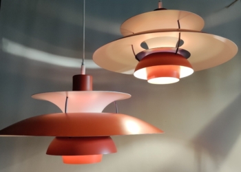 2 STK PH5 lamper i orange rød. Lamperne er fra 70 erne.
50 cm i diameter i perfekt stand. Nyt el.