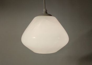 Smuk antik opalglas pendel med nyt el. 19 cm i diameter.