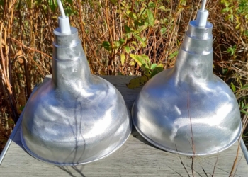 Sæt med 2 nyslebne retro aluminium pendler. 20,5 cm i diameter. Special fremstillet unika med nyt el og porcelæn fatning E27