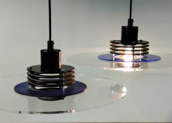 Sæt med 2 STK danske design spisebord lamper fra slutningen af 80 erne. Model Design Light “Astra” med nyt el. 40 cm i diameter. Sæt pris.