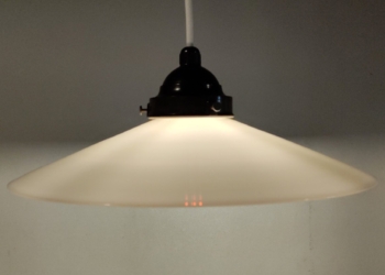 Antik Holmegaard opalglas skomager pendel med sort bakelit ophæng. Nyt el. 27 cm i diameter