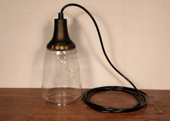 Smuk unika speciallavet pendel med antik glas fra Thuringia med flagermus tryk. 12 x 26 cm. Helt nyt el