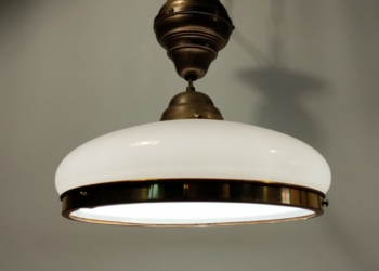 Stor smuk antik opalglas spisebord lampe med messing ophæng og hejsesystem i messing. 33 cm i diameter. Sjælden