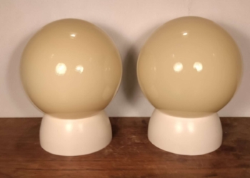 Et par smukke væg eller loftlamper til badeværelset. Nye fatninger. 16 cm i diameter