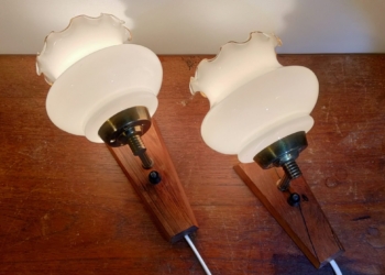 Sæt med 2 smukke væglamper i teak med nyt el og nye tryk afbrydere. Fra Laoni – Belysning