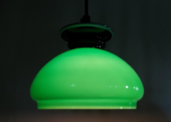 Smuk grøn Holmegaard upcycled loftlampe. 17×17 cm. Helt nyt el.