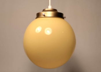 Smuk antik sandfarvet kugle pendel med nyt ophæng i guld og nyt el. 20×24 cm. Læs mere