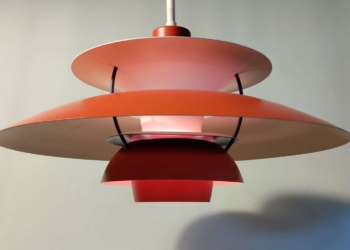 Sjælden PH5 lampe i orange rød. Lampen er fra 70 erne.50 cm i diameter i særdeles god stand. Nyt el.